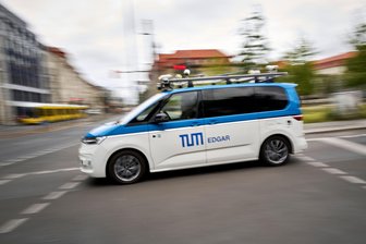 Fahrerlos durch die Staustadt Berlin? - Unterwegs auf Prüfungsfahrt: Ein autonomes Fahrzeug - hier ein Forschungswagen der Technischen Universität München - bewegt sich im Berliner Straßenverkehr. 