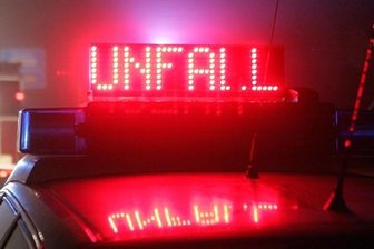 Fahrerloser Audi kollidiert mit Telefonmast - 