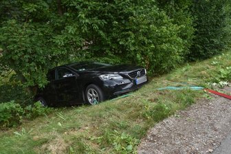 Fahrerloses Auto rollt Abhang runter -