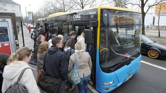 Fahrgäste dürfen nur noch vorn einsteigen -