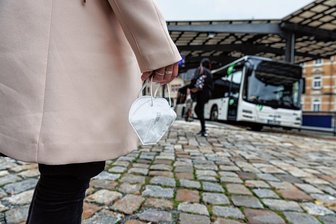 Fahrgäste ignorieren Maskenpflicht - Verkehrsbetrieb im Erzgebirge startet Hilferuf - Eigentlich sind bis 7. April 2023 in Bussen und Bahnen mindestens medizinische Masken vorgeschrieben. Immer mehr Fahrgästen hätten aber keinen Schutz dabei, berichtet der Regionalverkehr Erzgebirge. 