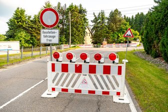 Fahrgäste in Pockau-Lengefeld verärgert: Kein Bus, kein Hinweis auf Fahrplanänderung - Die Baustelle Lengefelder Straße in Pockau darf auch von Bussen nicht durchfahren werden.
