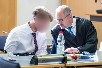 Fahrgäste mit Axt in ICE attackiert - Prozessbeginn - Knapp ein Jahr nach einem Axtangriff in einem ICE in Niederbayern hat der Prozess gegen den beschuldigten 21-jährigen Syrer begonnen.