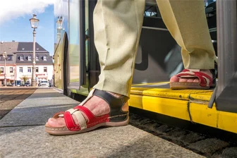 Fahrgäste müssen im Stadtzentrum von Zschopau nicht mehr auf der Straße aussteigen - Nur noch ein minimaler Höhenunterschied ist beim Ein- und Aussteigen an der neuen Haltestelle zu überwinden.