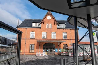 Fahrgäste müssen zwischen Mittweida und Chemnitz von Bahn auf Bus umsteigen - Am Mittweidaer Bahnhof fahren in der Nacht zum 26. September Busse im Schienenersatzverkehr nach Chemnitz.