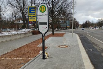 Fahrgäste ohne Unterstand und Sitzgelegenheit: Warum fehlen am Zwickauer Hauptfriedhof die Buswartehäuschen? - Die Haltestelle wurde barrierefrei ausgebaut, aber als Fahrgast kann man sich weder unterstellen noch hinsetzen.