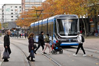 Fahrgäste sauer: Große Verspätungen bei Bus und Bahn in Chemnitz - Zehntausende Menschen nutzen täglich den Nahverkehr in Chemnitz. Hier eine Bahn der Linie 4 auf der Straße der Nationen.