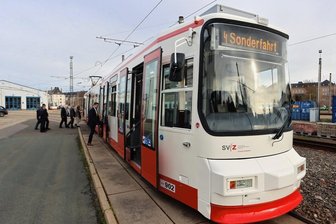 Fahrgäste sehen in Zwickauer Stadtbahnen sehr viel rot - Die Niederflurbahn mit der Nummer 902 ist die letzte von insgesamt zwölf Bahnen die moderniisert wurden. Sie ist jetzt wieder im Linienbetrieb. Foto: Mario Dudacy (3)