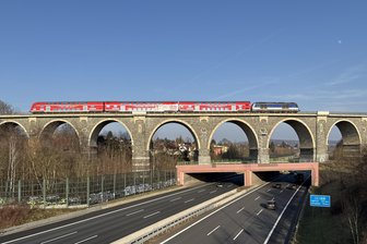 Fahrgast-Frust auf der Zugstrecke Chemnitz–Leipzig: Erneut Probleme beim RE 6 - Der RE 6 überquert zwischen Chemnitz und Leipzig das Bahrebachmühlenviadukt.