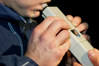 Fahrgast ruft Polizei um Hilfe: Busfahrer in Chemnitz hatte 1,5 Promille - Ein Atemalkoholtest ergab bei einem Busfahrer in Chemnitz 1,5 Promille.
