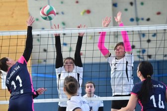 Fahrig und flügellahm - Lisa-Marie Beyer (l.) und Cornelia Richter steigen zum Block hoch. Am Ende mussten sie und ihre Kolleginnen eine Niederlage hinnehmen. 