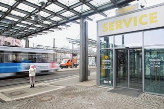 Fahrkartenautomat kaputt: Fahrgast muss Mehrkosten für Fahrscheinkauf beim Straßenbahnfahrer selbst tragen - Der Servicepunkt am Tunnel verkauft auch Fahrscheine. 