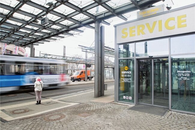Fahrkartenautomat kaputt: Fahrgast muss Mehrkosten für Fahrscheinkauf beim Straßenbahnfahrer selbst tragen - Der Servicepunkt am Tunnel verkauft auch Fahrscheine. 