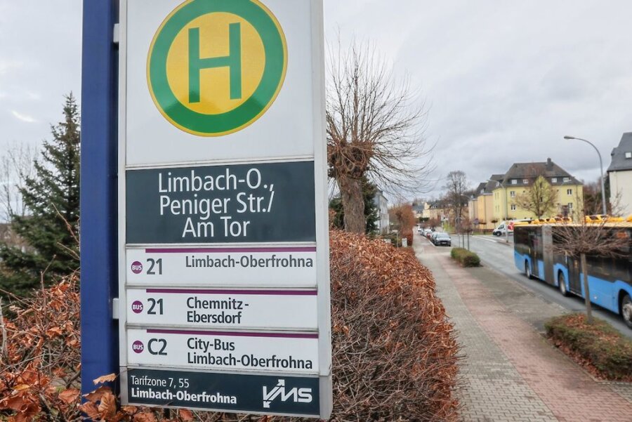 Fahrkartenkauf schwer gemacht: Busfahrer lässt Kind in Limbach-Oberfrohna stehen - An dieser Haltestelle in Limbach-Oberfrohna wollte ein Zwölfjähriger im Bus der Linie 21 mitfahren. Doch der nahm ihn nicht mit. 
