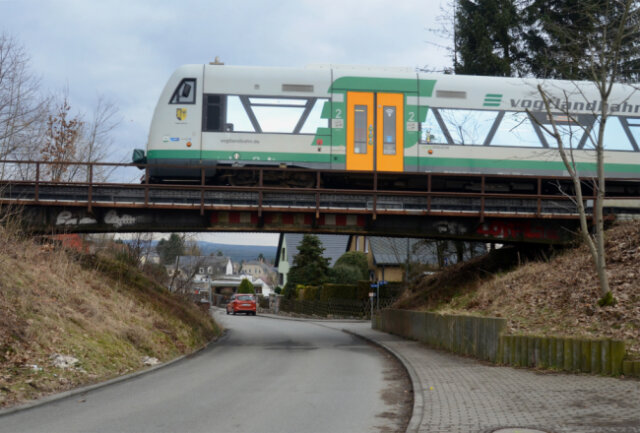Fahrplanwechsel bei der Vogtlandbahn - alte Eisenbahnbrücke mit Vogtlandbahn