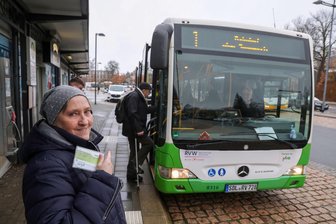 Fahrplanwechsel in Westsachsen: Gibt es Fahrpläne nur noch digital? - Heidrun Wagner hat ihr Deutschlandticket als Plastikkarte. Sie möchte auch den Fahrplan gern auf Papier.