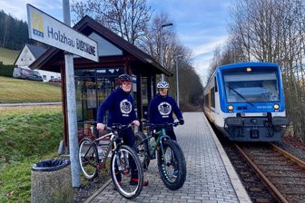 Fahrrad-Abenteuerroute Blockline hat nun eine eigene Bahnstation im Erzgebirge - Am neuen Haltepunkt Holzhau Blockline: Diddi Sonntag (l.) und Ronny Rehwald kümmern sich als Streckenscouts um die Mountainbike-Route durchs Osterzgebirge.