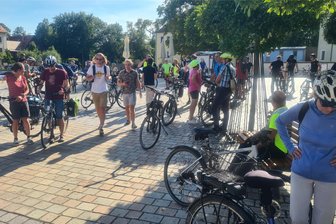 Fahrrad-Demo rollt durch Freiberg - Auf dem Schlossplatz in Freiberg hatten sich am Dienstagabend etwa 50 Radfahrer zu einer Fahrrad-Demo durch die Silberstadt versammelt.