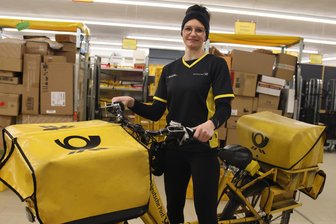 Fahrrad statt Fitnessstudio: Wie die Post in Werdau und Crimmitschau zu den Kunden kommt - Nicole Schuster ist für die Postzustellung am liebsten mit dem Fahrrad unterwegs. Die Leubnitzerin stellt unter anderem in den Innenstädten in Werdau und Crimmitschau zu.