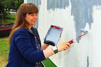 Fahrradcontainer erhält Farbanstrich - Anja Kurze half beim Streichen des Containers an der Koberbachtalsperre.