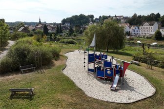 Fahrradcross, Basketballkorb, Waldtoilette: Lunzenau prüft Vorschläge der Freien Wähler - In Nähe des Spielplatzes an der Lunzenauer Muldenterrasse könnte ein Basketballkorb errichtet werden. Die Stadt prüft Möglichkeiten.