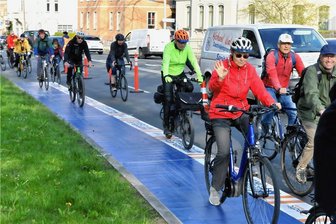 Fahrraddemo auf der B 173 in Freiberg zeigt: Es geht - Rund 65 Fahrradfahrer haben sich am Donnerstagabend an einer Demo "Mehr Platz für den Radverkehr" auf der Schillerstraße in Freiberg beteiligt. Dazu war auf der Bundesstraße ein Pop-up-Radweg installiert worden. 