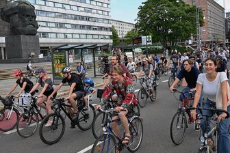 Fahrraddemo in Chemnitz: Strampeln für die Verkehrswende - Start der Fahrraddemo am Karl-Marx-Monument.