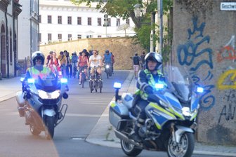 Fahrraddemo in Freiberg: Was konkret gefordert wird - Ein Pulk von rund 50 Fahrradfahrern ist am Dienstagabend - eskortiert von Polizeikräften - vom Schlossplatz aus durch Freiberg gerollt. Ihre elf Kilometer lange Route führte auch durch die Wohngebiete Friedeburg, Wasserberg und Seilerberg. Laut Versammlungsleiterin wurde der Schlossplatz nach gut einer Stunde wieder erreicht.