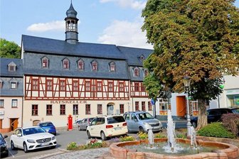 Fahrraddemo von Beschäftigten der Altenpflege macht Station in Lichtenstein - Eine Fahrraddemo von Altenpflegern legt einen Zwischenstopp in Lichtenstein (im Bild der Altmarkt) ein.