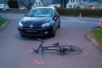 Fahrradfahrer nach Zusammenstoß mit Pkw schwer verletzt - 
