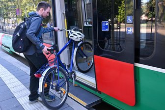 Fahrradfahrer unterwegs mit City-Bahn & Co.: Wohin mit den Rädern? - Manche Radfahrer sind in den Öffentlichen Verkehrsmitteln auf das Rad angewiesen.