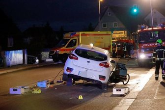Fahrradfahrerin von Auto überrollt und schwer verletzt -
