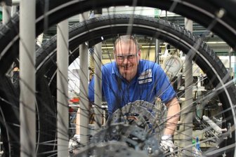 Fahrradhersteller Diamant profitiert von der Coronakrise - Diamant-Mitarbeiter Tino Steinbach in der Fahrrad-Montage im Werk in Hartmannsdorf. 