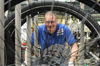 Fahrradhersteller Diamant profitiert von der Coronakrise - Diamant-Mitarbeiter Tino Steinbach in der Fahrrad-Montage im Werk in Hartmannsdorf. 