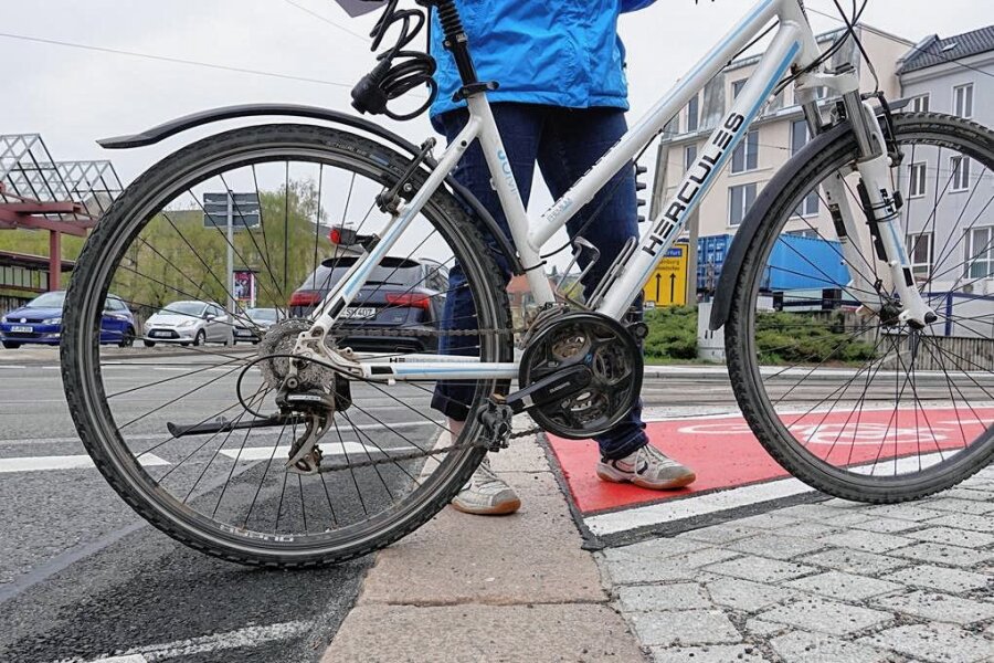 Fahrradklima-Test: Vier von fünf Radfahrern in Zwickau fühlen sich gefährdet - Zwickau hat zwar neue Radwege eingerichtet, um Fahrradfahrern ein besseres Vorankommen zu ermöglichen, so wie hier auf der Humboldtstraße. Aber an der negativen Gesamteinschätzung der Radfahrer hat das nichts geändert. 