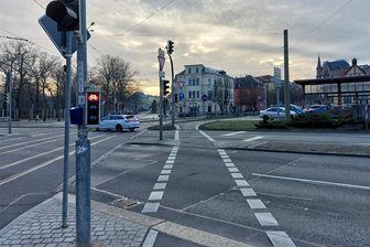 Fahrradkreuzung in Zwickau: Ampeln jetzt auf Augenhöhe - Die Lichtsignale der Ampeln an der Fahrradkreuzung nahe der früheren Zentralhaltestelle wurden tiefer gesetzt.