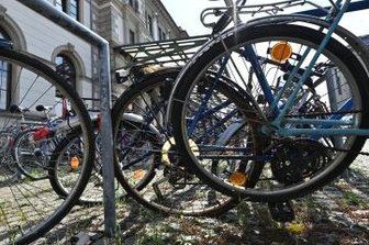 "Fahrradleichen" am Bahnhof sollen weg - Rund 100 Stellplätze für Fahrräder gibt es auf dem Bahnhofsvorplatz. Einige sind dauerhaft belegt - von "Fahrradleichen". 