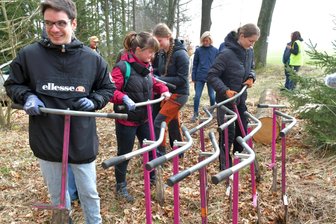 Fahrradlenker als Pflanzhilfe? So wurden nahe Großhartmannsdorf hunderte Bäumchen in die Erde gebracht - Mithilfe des sogenannten Göttinger Fahrradlenkers wurden 1500 Bäume im Gemeindewald Großhartmannsdorf in die Erde gebracht.