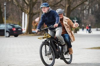 Fahrradneuheiten: Sieben Trends für die neue Saison - Huckepack: Die Elektrifizierung des Lastenrads ist ein voller Erfolg. Besitzer des GT Vario 750 von Riese und Müller dürfen sogar Erwachsene mitnehmen. Kostenpunkt für das Rad: rund 5850 Euro.