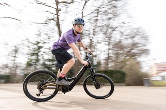 Fahrradsaison in Sachsen startet mit hohen Rabatten - Testrunde mit E-Bike: Im Trend liegen leichte Modelle, denen die Elektrounterstützung teilweise kaum anzusehen ist.