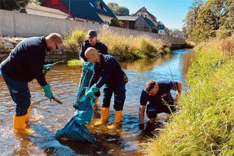 Fahrradschläuche und Plastikmüll - Kakao, Steaks und Bier: Erzgebirgsdorf macht Wasser zum Top-Thema - Mitarbeiter der Firma Kingspan fischen Müll aus der Zwönitz in Burkhardtsdorf. Anlass war der „World clean up day“. Ganz links ist Mike Stiegler.