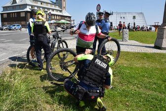 Fahrradstaffel der Polizei erstmals bei E-Bike-Kontrolle im Erzgebirge dabei - Hannes Festag von der Fahrradstaffel der Polizeidirektion Leipzig sieht sich auf dem Plateau des Fichtelbergs das E-Bike eines Radfahrers aus Franken genauer an. Die Verkehrssicherheit der Pedelecs stand bei der Kontrolle im Vordergrund. Umbauten und Tuning der unerlaubten Art wurden diesmal nicht festgestellt.