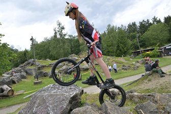Fahrradtrial: Hüpfen und klettern wie die Bergziegen - Anny Gauser ist seit vier Jahren Mitglied beim MSC Thalheim und startet derzeit bei den Schülern der Altersklasse U 11.