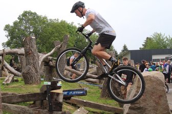 Fahrradtrial: Vorjahressieger verpasst bei diesjähriger DM den Sprung aufs Podest - Robin Lehnert, hier bei einem Wettkampf in Diethensdorf im vergangenen Jahr, wurde bei der DM diesmal Vierter.