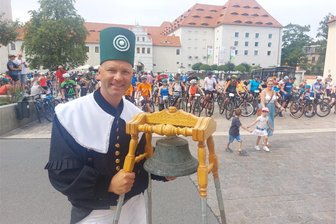 Fahrradzickzack durch Freiberg gestartet: Hunderte Piloten auf der Jagd nach Punkten - Mit der Häuerglocke der historischen Freiberger Berg- und Hüttenknappschaft wurde das Startzeichen zum Fahrradzickzack gegeben.