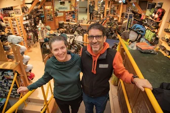 Fahrräder für 300 Mark hatten sie nie: So steuert ein Oelsnitzer Fahrradladen erfolgreich durch die Zeit - Frieder Jäckel und seine Frau Ramona in ihrem Oelsnitzer Geschäft. Das Unternehmen besteht seit 30 Jahren.