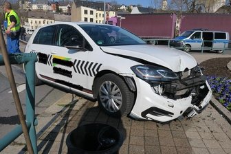 Fahrschul-Auto durchbricht Geländer -