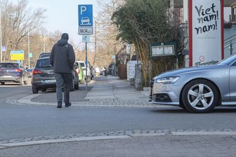Fahrschule für Chemnitz: Wo Autofahrer häufig falsch liegen - Läuft ein Fußgänger entlang einer Hauptstraße über eine Nebenstraße – wie beispielsweise an der Kreuzung Zöllnerstraße/Straße der Nationen – muss der Autofahrer warten.