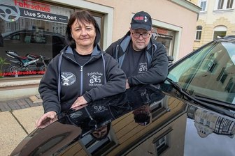 Fahrschule in Plauen läuft nach Unfalltod des Chefs weiter - Ramona Schubert führt die Fahrschule "Uwe Schubert" an der August-Bebel-Straße in Plauen als Inhaberin fort. Der langjährige Fahrlehrer Dirk Butzlau übernimmt die Betriebsleitung.
