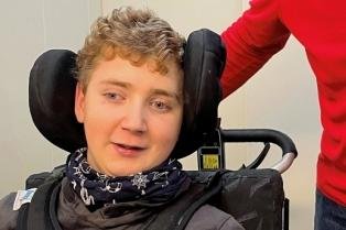 Fahrstuhl ist für kranken Ulli "das Tor zum Glück" - Heute kann Ulli Müller gefahrlos mit seinem Vater Peter Müller im Fahrstuhl von seinem Zimmer im ersten Stock ins Erdgeschoss fahren.